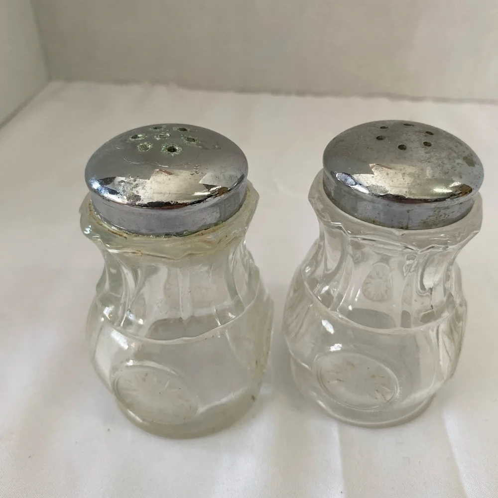 Glass Salt & Pepper Shakers (EO)